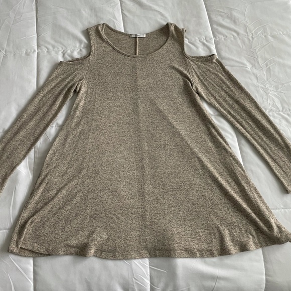 Cold Shoulder Top - Picture 3 of 3